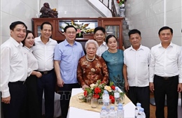 Chủ tịch Quốc hội Vương Đình Huệ thăm gia đình chính sách ở Nghệ An