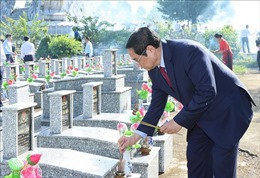 Thủ tướng Phạm Minh Chính dâng hương tại nghĩa trang liệt sỹ tỉnh Hậu Giang