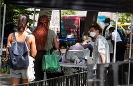 Dịch đậu mùa khỉ ở Mỹ: Người dân xếp hàng dài chờ tiêm vaccine tại New York