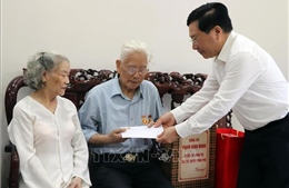 Phó Thủ tướng Phạm Bình Minh thăm, tặng quà người có công tại Đà Nẵng