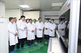 Thủ tướng thăm, làm việc với đơn vị giám định ADN xác định danh tính hài cốt liệt sĩ