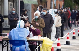 Thành phố đông dân nhất Trung Quốc tiếp tục yêu cầu xét nghiệm COVID-19 hằng tuần