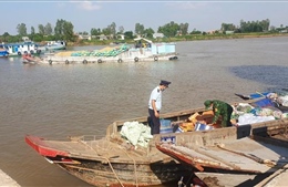 Phương tiện nước ngoài vào địa điểm tự phát để bốc xếp hàng hóa là vi phạm pháp luật