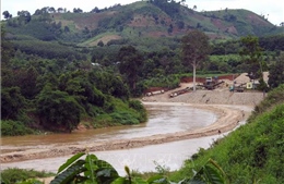 Chỉ đạo của tỉnh Kon Tum liên quan tới doanh nghiệp tự ý mở đường ra giữa sông để khai thác cát