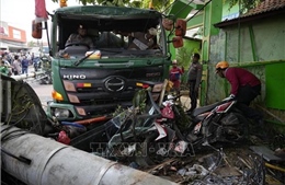 Xe tải đâm vào tháp viễn thông ở Indonesia, 10 người thiệt mạng