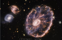 Kính thiên văn James Webb tiết lộ vẻ đẹp rực rỡ của Thiên hà Bóng ma 