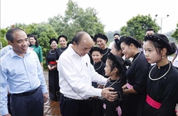 Chủ tịch nước Nguyễn Xuân Phúc thăm CLB hát Then và tặng quà Nghệ nhân ưu tú Ma Văn Đức