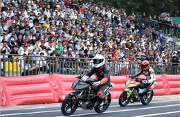 Hàng nghìn khán giả đến sân vận động Cần Thơ xem đua xe mô tô toàn quốc