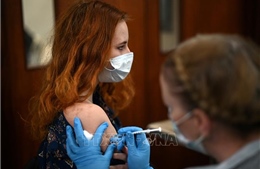 EU khuyến nghị ưu tiên người nguy cơ cao tiêm mũi tăng cường bằng vaccine cải tiến