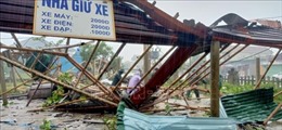 Lốc xoáy làm nhiều trụ sở, nhà dân bị tốc mái, đổ sập ở Cửa Việt (Quảng Trị)