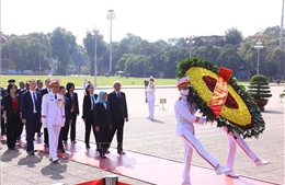 Tổng thống Singapore Halimah Yacob vào Lăng viếng Chủ tịch Hồ Chí Minh