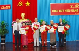 An Giang: Trao Huy hiệu Đảng cho 9 đảng viên từ 50 năm tuổi Đảng trở lên