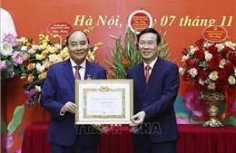 Trao Huy hiệu 40 năm tuổi Đảng tặng Chủ tịch nước Nguyễn Xuân Phúc 