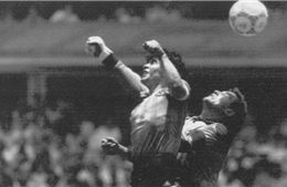 Trái bóng &#39;Bàn tay của Chúa&#39; gắn với huyền thoại Maradona được bán với giá 2,4 triệu USD