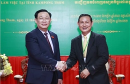 Chủ tịch Quốc hội Vương Đình Huệ thăm làm việc tại tỉnh Kampong Thom, Campuchia