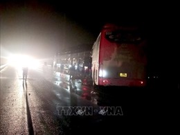 Xe khách va chạm xe tải trên cao tốc Nội Bài - Lào Cai khiến 2 người tử vong