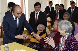 Chủ tịch nước tặng quà cho gia đình chính sách, người có công với cách mạng xã Quỳnh Đôi