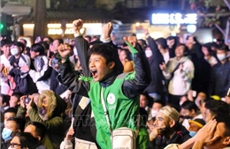 Hàng nghìn người dân đổ về phố đi bộ hồ Gươm xem trận chung kết