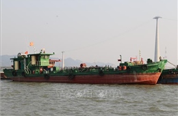 Bộ Tư lệnh Vùng Cảnh sát biển 1 tạm giữ tàu chở dầu không rõ nguồn gốc