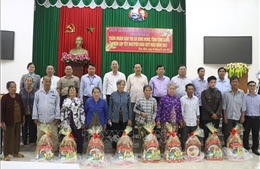 Đoàn lãnh đạo TP Hồ Chí Minh thăm, tặng quà Tết cho gia đình chính sách tại Vĩnh Long