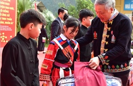 Đồng chí Nguyễn Hòa Bình dự Chương trình trao tặng quà Tết tại Tuyên Quang