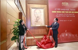 Nguyên Chủ tịch Quốc hội Nguyễn Thị Kim Ngân tặng Quốc hội bức tranh chân dung Chủ tịch Hồ Chí Minh