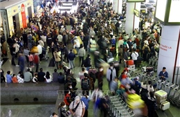 Nhà ga Quốc tế Nội Bài chật cứng hành khách từ nước ngoài về quê đón Tết