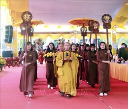 Đông đảo du khách tham dự lễ khai hội chùa Bái Đính