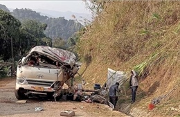 Hỗ trợ nạn nhân vụ lật xe ô tô chở người đi đám cưới ở Sơn La