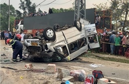 Vụ tai nạn nghiêm trọng tại Quảng Nam: 12 người đang được cấp cứu  