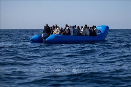 Khoảng 30 người di cư mất tích sau vụ lật thuyền ngoài khơi Libya