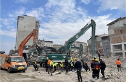 Thổ Nhĩ Kỳ bắt đầu dọn dẹp đống đổ nát sau thảm họa động đất