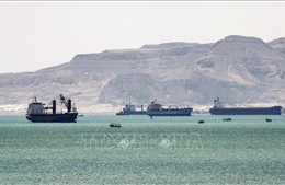 Trục vớt tàu hàng mắc cạn tại kênh đào Suez