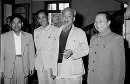 Tiếp nhận nhiều tài liệu quý về Chủ tịch Hồ Chí Minh từ gia đình nhà văn Sơn Tùng