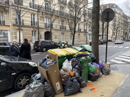 Paris đối mặt với tình trạng quá tải rác sinh hoạt