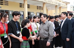 Thủ tướng thăm Trường Phổ thông Dân tộc Nội trú tỉnh Điện Biên