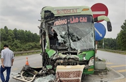 Xe khách va chạm xe tải trên cao tốc Nội Bài - Lào Cai làm 4 người bị thương