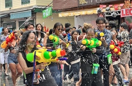 Tưng bừng không khí lễ hội Songkran tại phố Tây Khao San ở Bangkok