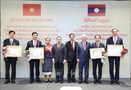Trao huân chương của Đảng, Nhà nước Lào tặng lãnh đạo Ủy ban Trung ương MTTQ Việt Nam và Ban Dân vận Trung ương