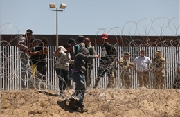 Mỹ tạm miễn nhiều luật liên bang để xây bức tường biên giới