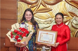 Trao tặng kỷ niệm chương cao quý cho Trưởng đại diện UN Women tại Việt Nam