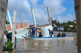 Sạt lở nhấn chìm hai căn nhà xuống sông Ô Môn
