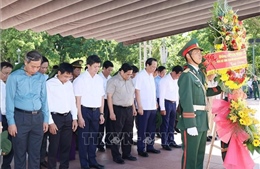Thủ tướng đến thăm và dâng hương tưởng niệm các Anh hùng Liệt sĩ tại thành cổ Quảng Trị