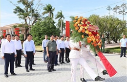 Thủ tướng dâng hương tưởng niệm Anh hùng liệt sĩ và thăm gia đình chính sách tại Long An
