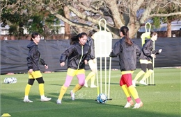 Đội tuyển nữ Việt Nam tập bóng bổng trước trận đấu với Bồ Đào Nha