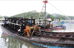 Nghệ An: Cháy 5 tàu cá tại cảng Lạch Quèn xuất phát từ sự cố chập điện