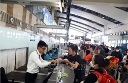 Nhiều hành khách sử dụng tài khoản VNeiD làm thủ tục tại sân bay Nội Bài