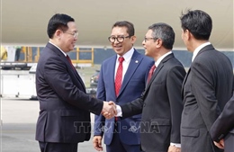 Chủ tịch Quốc hội Vương Đình Huệ đến Jakarta, bắt đầu thăm chính thức Cộng hòa Indonesia