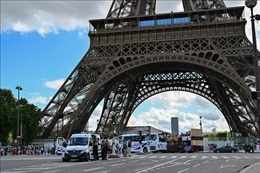 Một người bị bắt vì nhảy dù từ tháp Eiffel