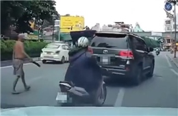 Hà Nội: Người đàn ông phi dao vào ô tô trên đường có sử dụng rượu, bia